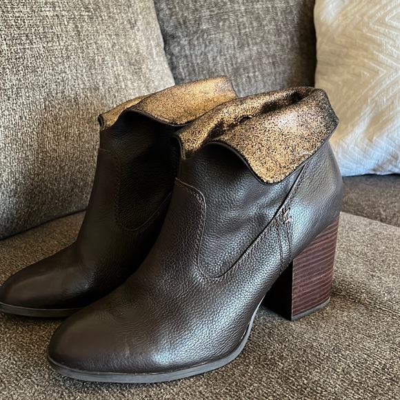 Luca Lane Kat Brown Fold Over
Bootie Size 11 - Picture 4 of 15